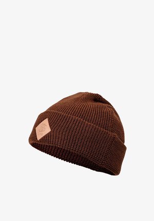 Gorro de lana marrón con un patrón texturizado, que presenta un puño doblado y un pequeño parche de cuero en forma de diamante como acento.