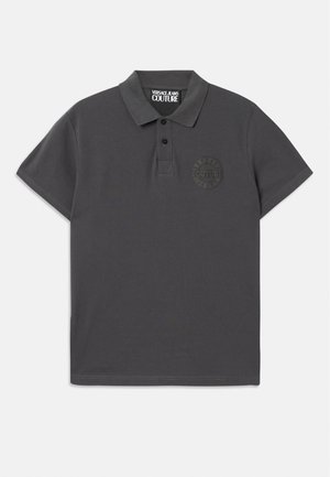 Tamno siva polo majica kratkih rukava s dva gumba i suptilnim reljefnim logom "Versace Jeans Couture" na lijevoj strani prsiju.