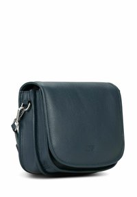 Sac bandoulière en cuir bleu foncé avec fermeture à rabat, surface texturée et détails en métal argenté. Forme compacte et rectangulaire.