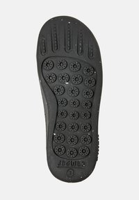 Suola di scarpa nera in gomma con superficie testurizzata, caratterizzata da motivi circolari di presa e fori di drenaggio; include il marchio vicino al tallone.