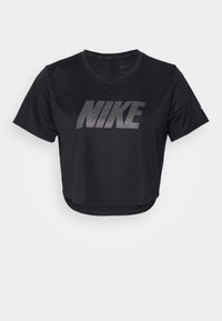 Top corto de manga corta negro hecho de un tejido suave. Presenta un destacado logo de Nike plateado relleno de pequeños puntos reflectantes en la parte frontal.