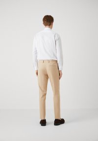 Isaac Dewhirst THE FASHION SUIT SET - Completo - camel