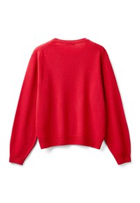 Punainen neulottu neulepitkähihaisilla, resorit hihansuissa ja helmassa, pyöreällä kaula-aukolla ja pehmeällä, teksturoidulla kankaalla. Takakuvanäkymä.