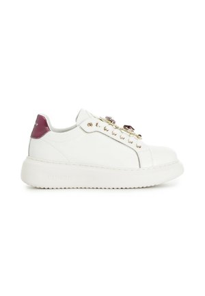 Sneaker bianco in pelle con punta rotonda, accentuazione viola sul tallone, dettagli in metallo dorato e decorazioni con gemme lungo i lacci. Suola in gomma.