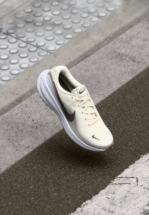 REVOLUTION 8 - Chaussures de running sur route - phantom/med ash/college grey/med brown