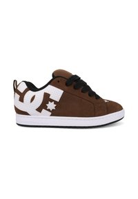 Sneaker basse marron et blanche avec des lacets noirs, un grand logo blanc sur le côté, et une semelle blanche à semelle extérieure noire.