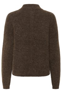 Suéter de punto marrón, con una textura suave, cuello alto, mangas largas y un ajuste relajado. La parte trasera es sin costuras y presenta un diseño minimalista.