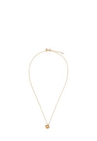 Delikatny złoty naszyjnik z łańcuszka z małym, splecionym węzłem zawieszonym na białym tle.