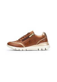Zapatillas de cuero marrón con acentos dorados, diseño perforado, cremallera lateral y suela de goma blanca, que presentan una puntera redondeada y un forro acolchado.