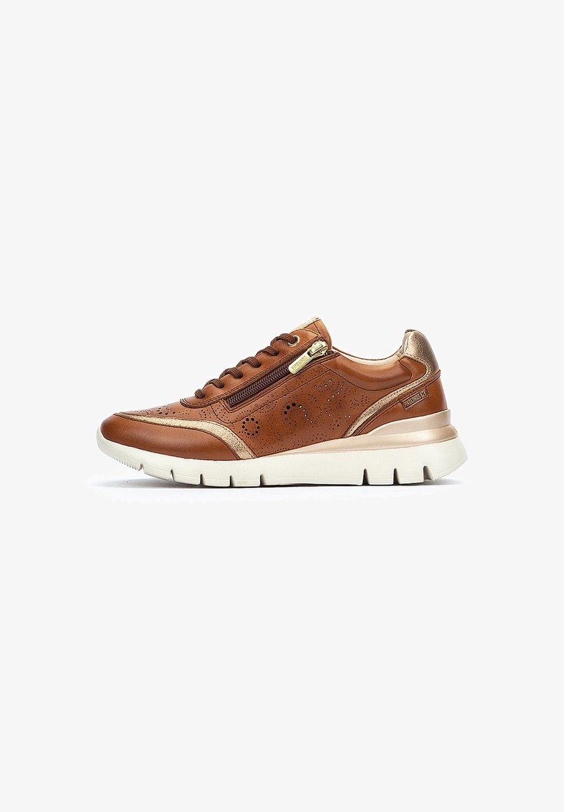 Sneaker in pelle marrone con accenti dorati, design perforato, cerniera laterale e suola in gomma bianca, caratterizzata da punta arrotondata e imbottitura interna.