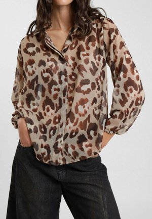 Blusa a stampa leopardata realizzata in un tessuto leggero e trasparente con tonalità di marrone e beige, dotata di una chiusura a bottoni sul davanti e maniche arricciate.