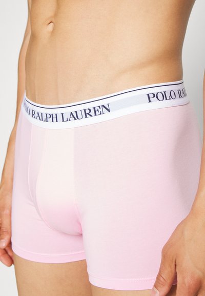 Roze pamučne bokserice s bijelim pojasom na kojem je tamnoplavi tekst "POLO RALPH LAUREN", uskog kroja i glatke teksture.