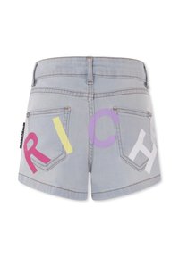 Shorts in denim chiaro con orli grezzi, caratterizzati da grandi lettere colorate che formano la parola "RICH" in rosa, giallo, viola e bianco sul retro.
