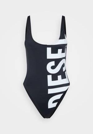 Maillot de una pieza negro que presenta un gran estampado blanco de "DIESEL", escote redondo y piernas de corte medio, elaborado con una tela suave y elástica.