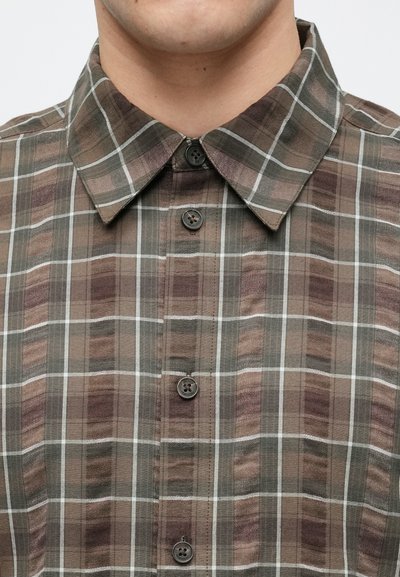 Brązowo-szara koszula w kratę z kołnierzykiem zapinanym na guziki, z małymi, ciemnymi guzikami oraz lekką, teksturowaną tkaniną.