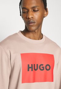 HUGO DURAGOL - Melegítőfelső - medium beige
