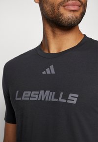 adidas Performance LES MILLS GRAPHIC - Spordi T-särk - black