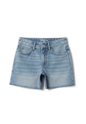 Pantalones cortos de mezclilla azul claro con botón frontal, presillas para cinturón y diseño de cinco bolsillos, mostrando un lavado ligeramente desteñido y bordes de dobladillo sin rematar.