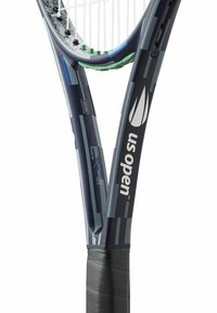 US Open tennisracket med en marinblå ram, texturerat handtag, vita strängar och subtilt randigt mönster. Har ett svart grepptejp.