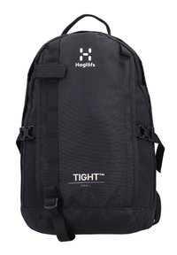 Zaino nero realizzato in tessuto resistente. Presenta spallacci regolabili, fibbie laterali e un logo. Design compatto e rettangolare con una superficie texturizzata.