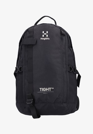 Zaino nero realizzato in tessuto resistente. Presenta spallacci regolabili, fibbie laterali e un logo. Design compatto e rettangolare con una superficie texturizzata.