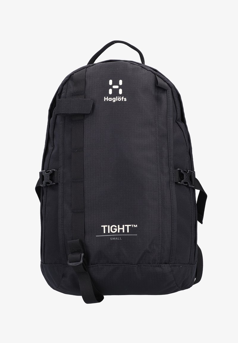 Zaino nero realizzato in tessuto resistente. Presenta spallacci regolabili, fibbie laterali e un logo. Design compatto e rettangolare con una superficie texturizzata.