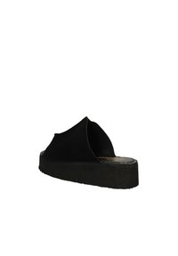 Sandalo slide in suede nero con design aperto, suola a piattaforma bassa e base in gomma testurizzata per una migliore aderenza. Fodera interna liscia per il comfort.