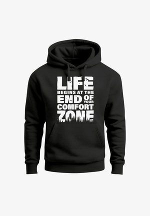 Schwarzer Hoodie mit weißem Text "Das Leben beginnt am Ende deiner Komfortzone" und Silhouetten von Vögeln und Bäumen.