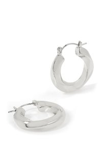 Boucles d'oreilles en argent avec un design torsadé, présentant une surface lisse et brillante ainsi qu'un fermoir à tige sécurisé.