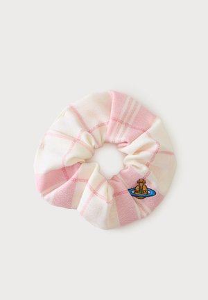 Chouchou en tissu à carreaux rose et blanc avec un petit orbe doré brodé et un détail d’anneau bleu sur un fond clair.