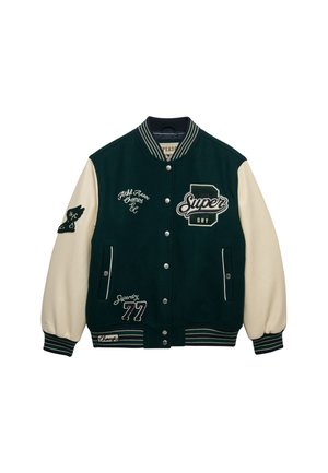 Groen-crèmekleurige varsityjas met knoopsluiting, gestreepte kraag en manchetten, geborduurde tekst "Superdry" en patches op borst en mouwen.