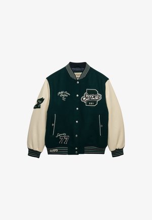 Grøn og cremefarvet collegejakke med knapper foran, stribet krave og manchetter, broderet "Superdry"-tekst samt patches på bryst og ærmer.