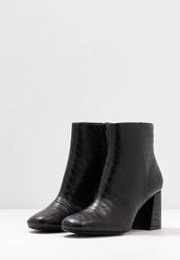 Monki Botines bajos - black