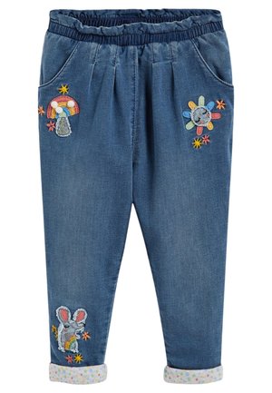 Blauwe spijkerbroek met elastische taille en kleurrijke geborduurde ontwerpen: regenboog, lachende zon, muis en kleine bloemen, opgerolde pijpen met stippenpatroon.