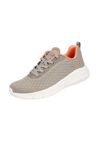 Zapatilla deportiva de textura gris con detalles en naranja, suela flexible y cordones estándar. La zapatilla tiene un cuello y lengüeta acolchados.