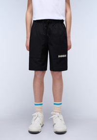 Pantaloni corti neri realizzati in tessuto leggero con vita elastica, tasche laterali e un dettaglio con logo bianco sulla gamba inferiore.