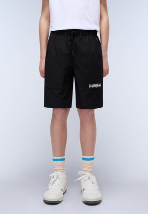Sorte shorts lavet af letvægtigt stof med elastisk talje, sidelommer og en hvid logo detalje på underbenet.