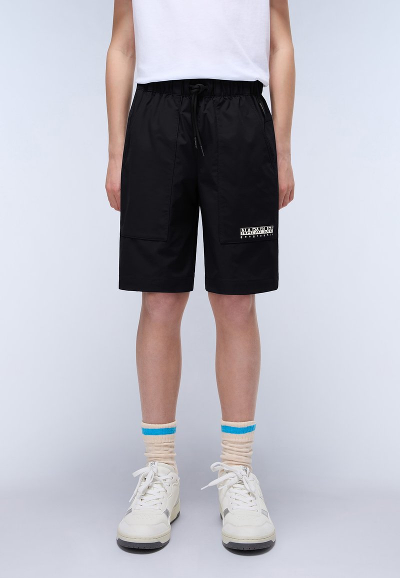 Pantaloni corti neri realizzati in tessuto leggero con vita elastica, tasche laterali e un dettaglio con logo bianco sulla gamba inferiore.