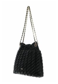 Sac seau noir à texture matelassée, avec des anses en chaîne dorée et une fermeture par cordon supérieur. Il présente un tissu lisse et un détail de marque sur le devant.