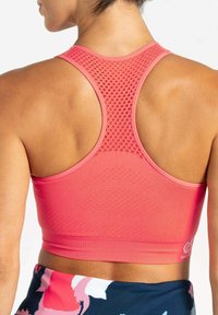 Rosa Sport-BH mit einem strukturierten Mesh-Rücken, ausgestattet mit einem Racerback-Design und dezentem Logo-Detail am Saum. Weicher, flexibler Stoff.