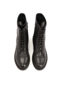 Botines de cuero negro hasta el tobillo, con puntera redonda, cordones en la parte delantera y cremallera lateral. Presentan una textura suave y un diseño minimalista.