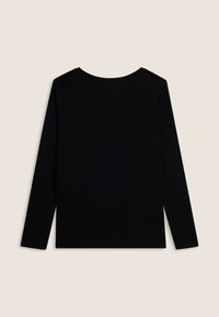 Maglietta nera a manica lunga con scollatura rotonda. Realizzata in tessuto morbido e liscio, presenta un design semplice e senza cuciture, privo di decorazioni.