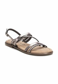 Sandalias de bronce metálico con tres tiras trenzadas, plantilla de ante beige suave y hebilla ajustable en el tobillo. Suela plana, diseño casual para un uso cómodo.