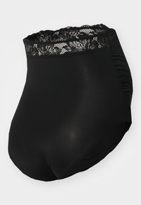 Hoge taille zwarte onderbroek met kantafwerking aan de bovenkant, zachte stof en plooidetails aan de zijkanten voor extra vorm.