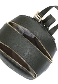 Borsa rotonda in pelle verde oliva con tre scomparti con cerniera dorata e un interno liscio. Presenta spallacci regolabili e una finitura testurizzata.