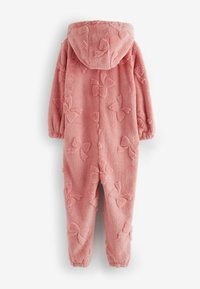 Rosa fleece-jumpsuit med huva, prydd med ett strukturellt mönster av rosetter, elastiska muddar och en dragkedja fram. Mjuk och varm material.
