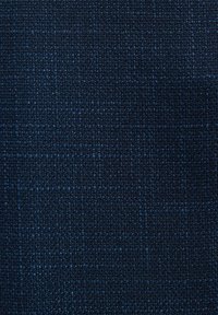 Tejido texturizado de color azul oscuro con un patrón denso y tejido, con una superficie ligeramente elevada. Adecuado para tapicería o manualidades.