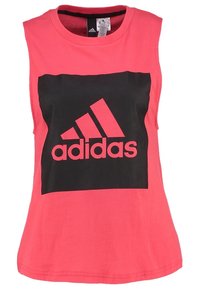 Ärmlös, ljusrosa bomullstopp med en svart rektangulär grafik där Adidas-logotypen tydligt visas i mitten.