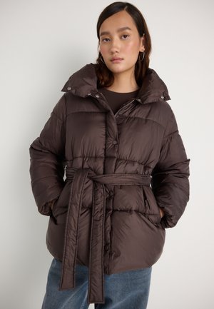 BELTED PUFFER JACKET - Casaco de inverno - dark brown