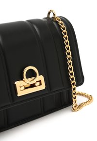 Borsa a tracolla nera in ecopelle trapuntata con catena dorata e chiusura in metallo dorato con un'accente circolare. Design strutturato e elegante.